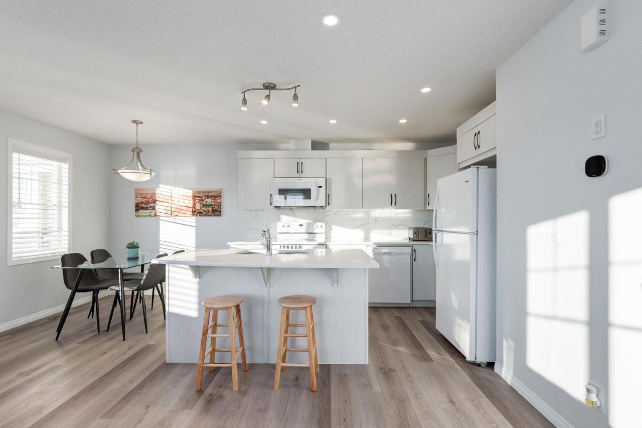 YYC New Home With Ac, Patio And Netflix المظهر الخارجي الصورة
